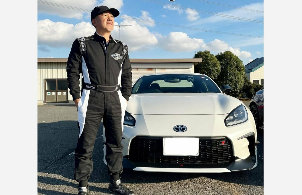 【 つまみ枝豆 】　愛車・トヨタ「GR 86」と２ショット　「少年のようなオヤジ達の楽しい ひととき」「走行会でタイムアタックをして楽しんでいる」