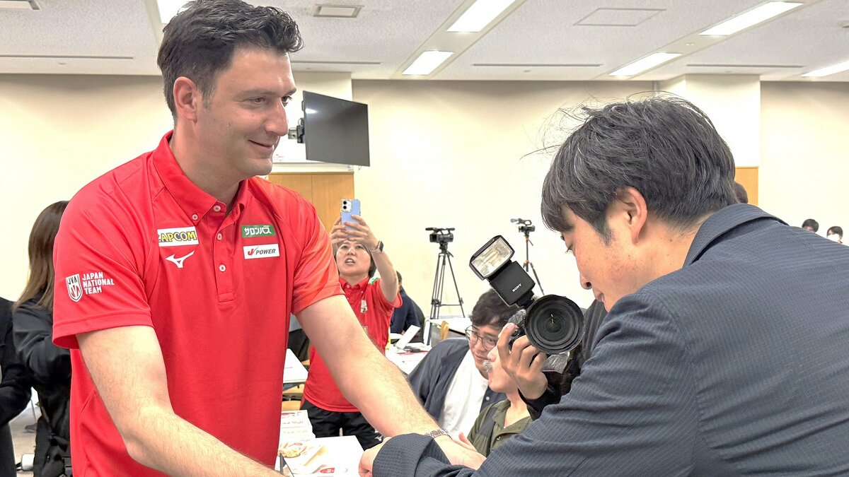 バレー女子日本代表・アクバシュ監督「日本の国旗を一番高い所に掲げたい」会見前にふるさと・トルコのお菓子を振る舞う