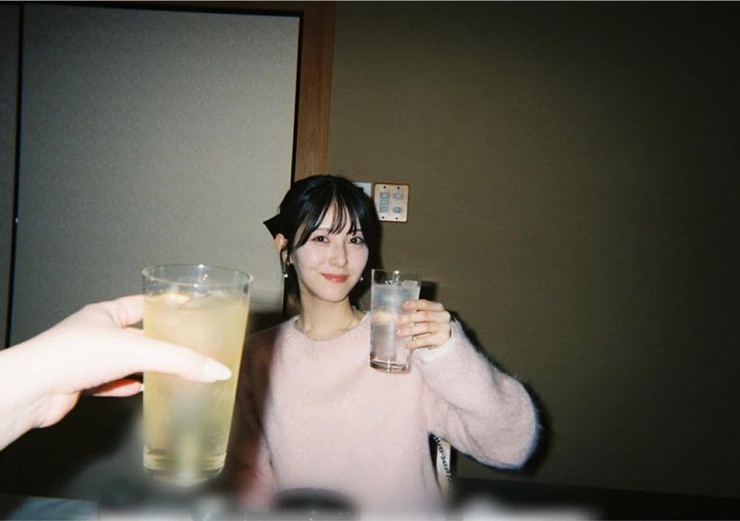 【 浜辺美波 】　親友とプチ旅行　プライベートショットを披露　「美味しいご飯をいただいて、カラオケしちゃって」「今度は何県に行こうか」
