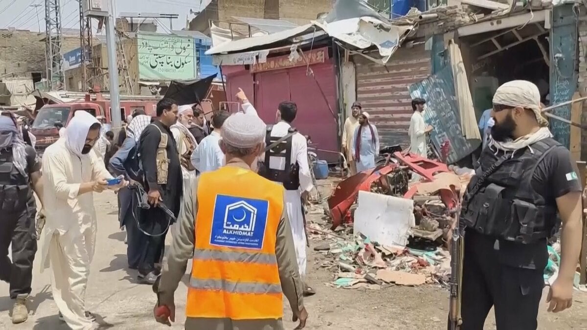 パキスタン北西部で爆発　市民ら7人死亡、20人以上負傷　車両に爆発物か