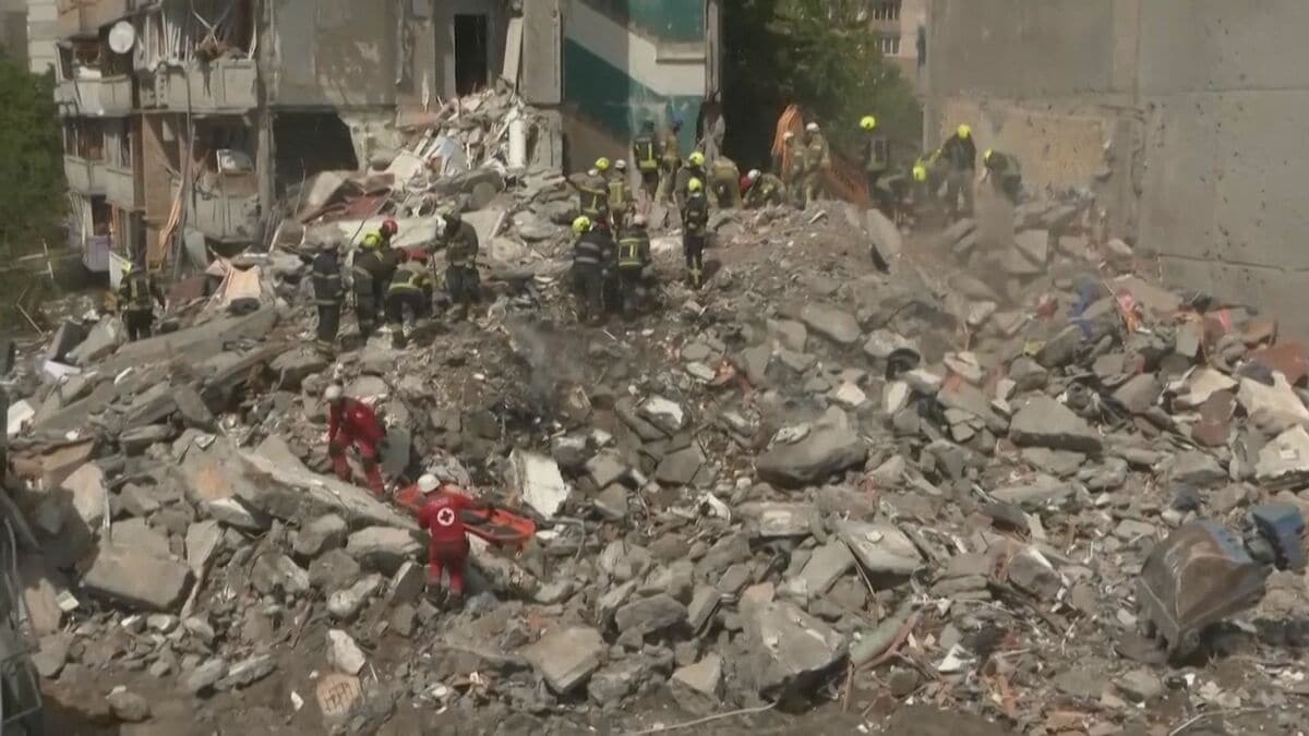 ロシア軍 ウクライナに“最大規模”攻撃 キーウで16人死亡 南部では国連機関の車両にも被害