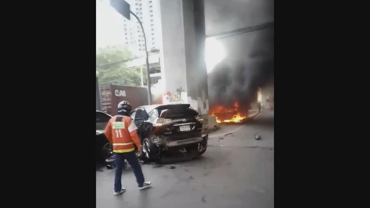 タイ・ バンコクで貨物列車が踏切で路線バスと衝突　バスは炎上　乗客ら8人死亡32人負傷