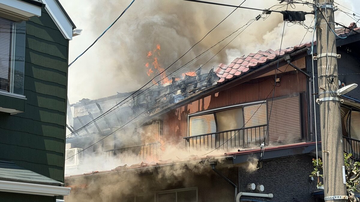 「庭が燃えている」神奈川・海老名市の2階建て住宅が全焼 住人の60代女性がのどの痛み訴え搬送も軽傷