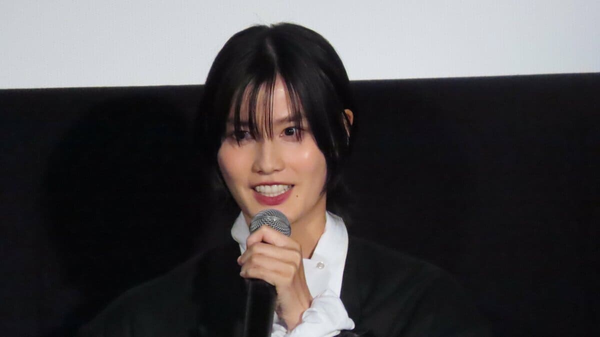 【 橋本愛 】「みなさんも逃げられなくなればいい」客席に恐怖ふりまく舞台挨拶「責任は負えませんけども」