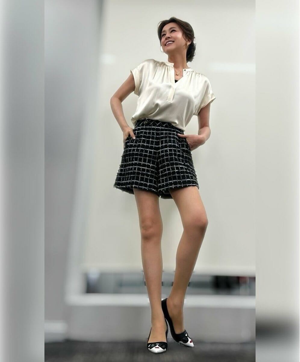 【 藤原紀香 】　美脚ショットに　ファン反響　「足長ーい」「一瞬アクスタかと」「完璧です　綺麗過ぎです」