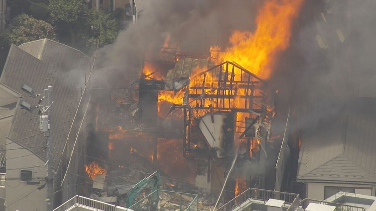 【速報】東京・世田谷区の解体工事現場で火事 消防車など38台で消火活動中