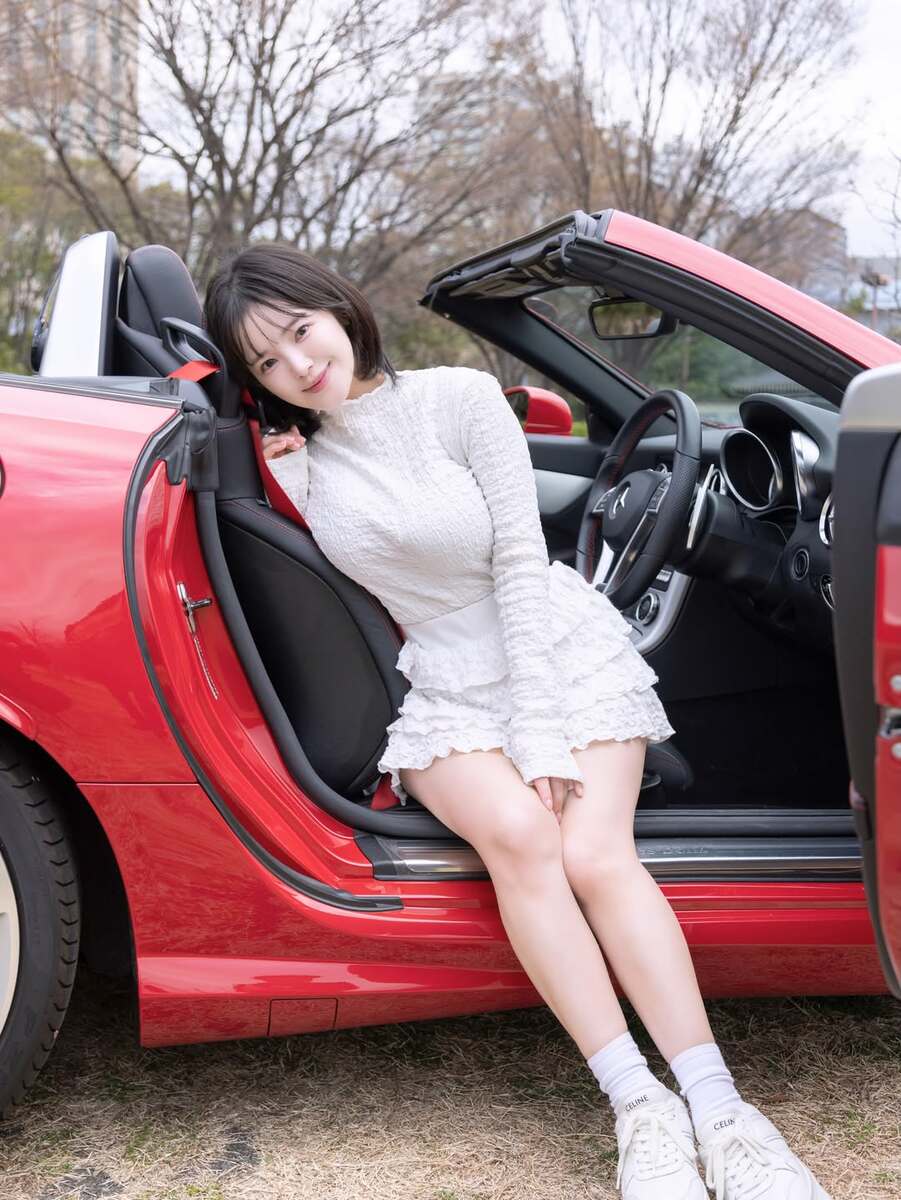 【 天木じゅん 】 愛車「Mercedes-Benz SLK200」と笑顔ショットに ファン反響 「車運転 見たい」「リアル天使」