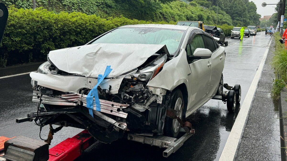 トラック含む8台玉突き事故 5人軽傷 最初に衝突の運転手は車を乗り捨て逃走 ひき逃げ事件として行方捜す 横浜市旭区