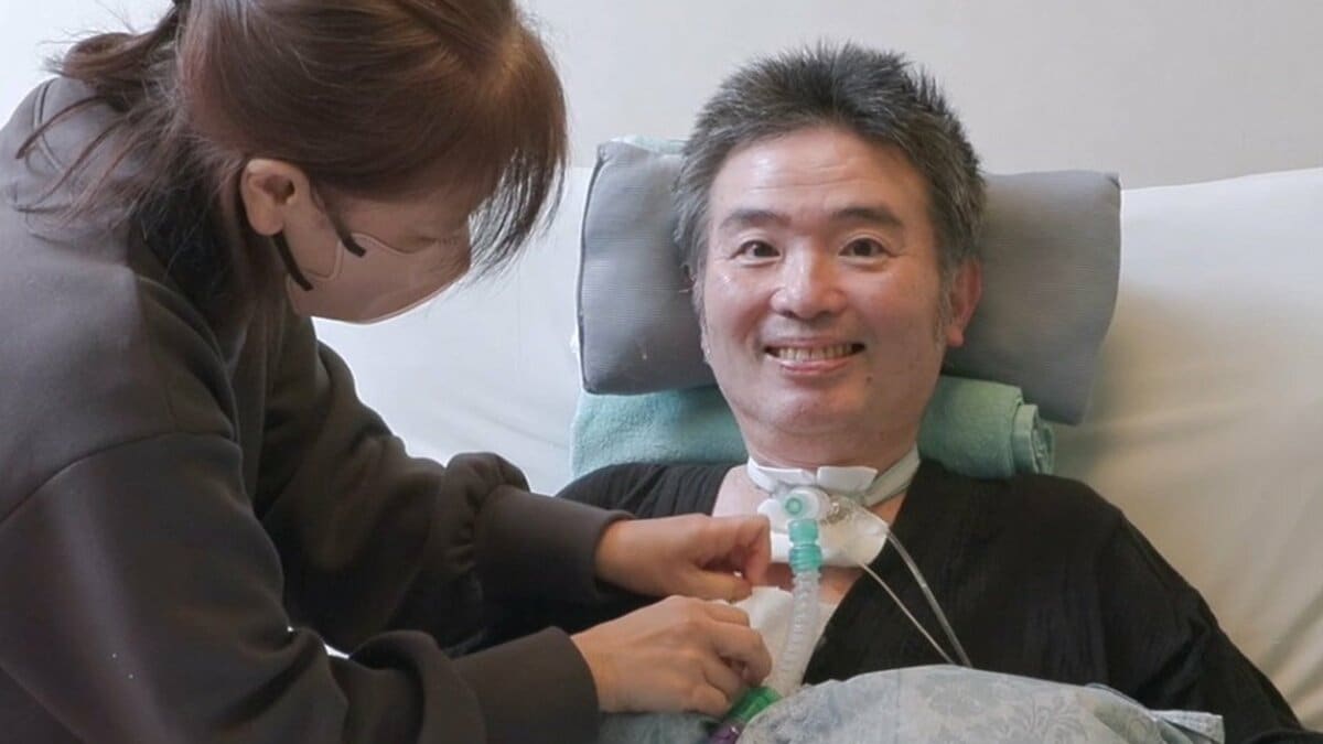 独占【 ALS闘病 】声優・津久井教生さん（後編）　呼吸停止から奇跡の回復　妻の「生きればいいじゃん」に救われて――「一番有効な対症療法は『笑顔』」
