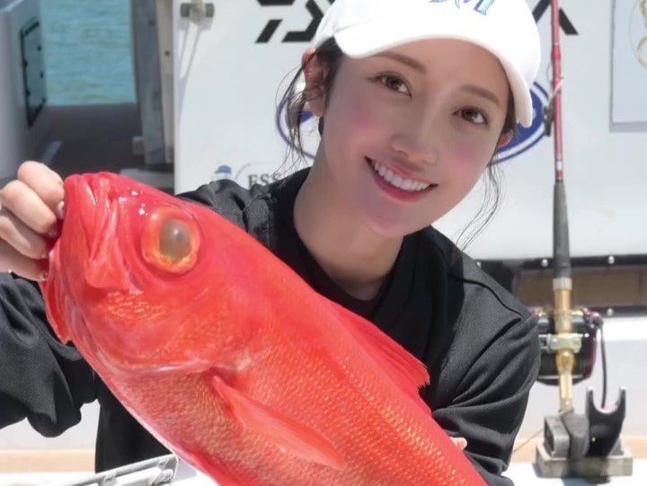 【 片原恵麻 】300m超の深場から金目鯛を“一本釣り”「数百m先のアタリをちゃんとほさきでとれるのが深場釣りの楽しいところ」　『姿造り』も披露