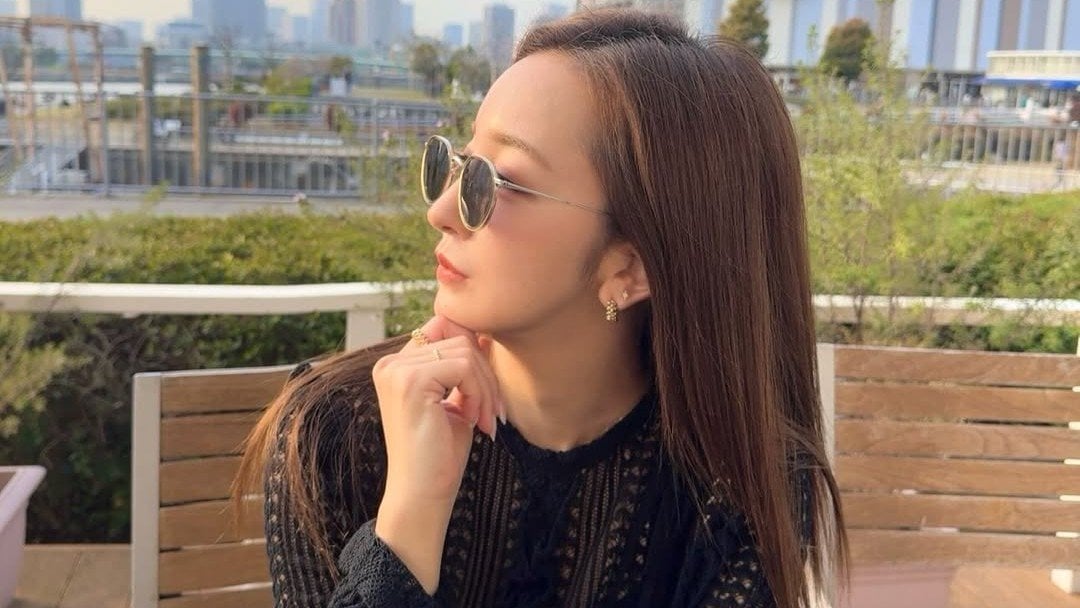 【 板野友美 】母＆娘でサングラス「おませな娘とデート」　子どもと一緒でも「甘辛ペルレ×クラッシュ」リングの組み合わせに〝最強〟