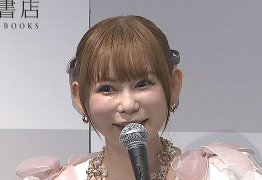 【 中川翔子 】 生後7か月の双子と男性記者を重ねる 〝いつかこうやってヒゲ生えたり...〟 逆質問も連発で会場笑い