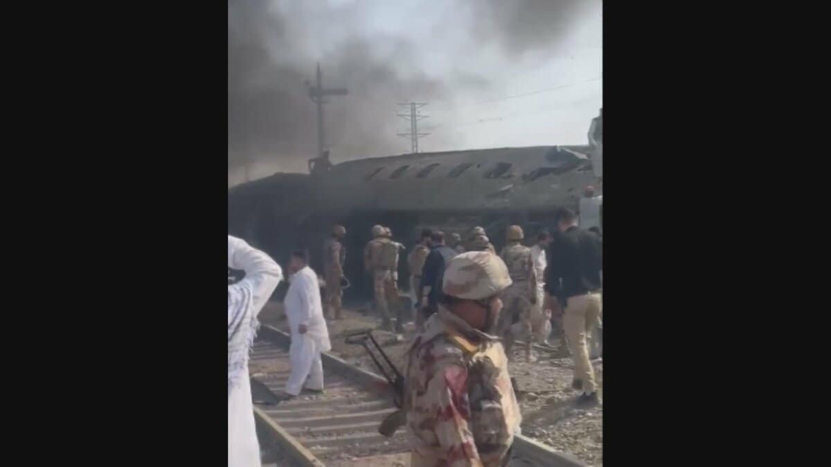 パキスタン南西部で爆発 列車狙ったか 24人死亡 約70人負傷 反政府武装勢力が犯行声明