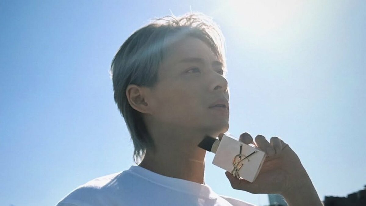 【 Number_i・平野紫耀 】 白T姿の圧倒的ビジュアルに絶賛の声 「ただの白Tなのにめちゃくちゃカッコイイ」 青空の下で見せたクールな表情にファン悶絶