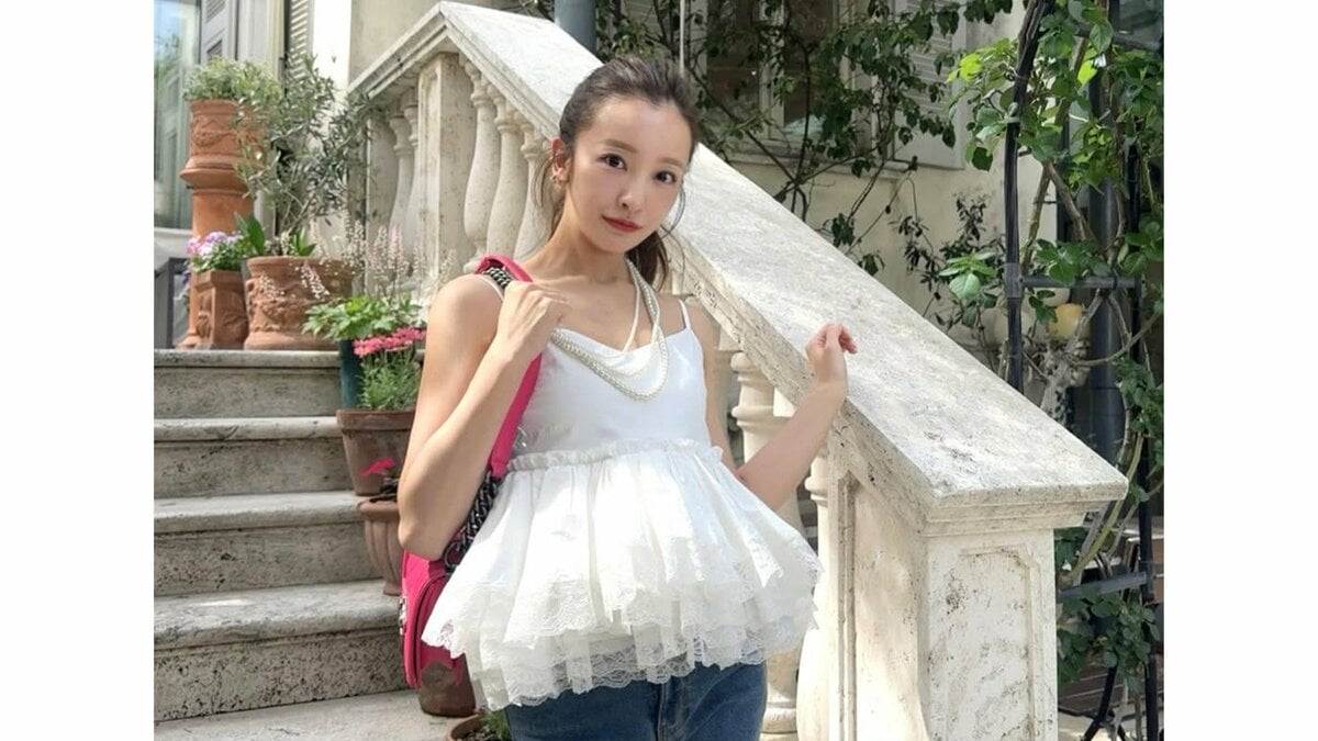 【 板野友美 】 白フリルのキャミ×デニム姿を披露「カジュアルなボトムスに合わせても華やかになれる」こだわりコーデに「似合って素敵」「とても美しい」絶賛の声