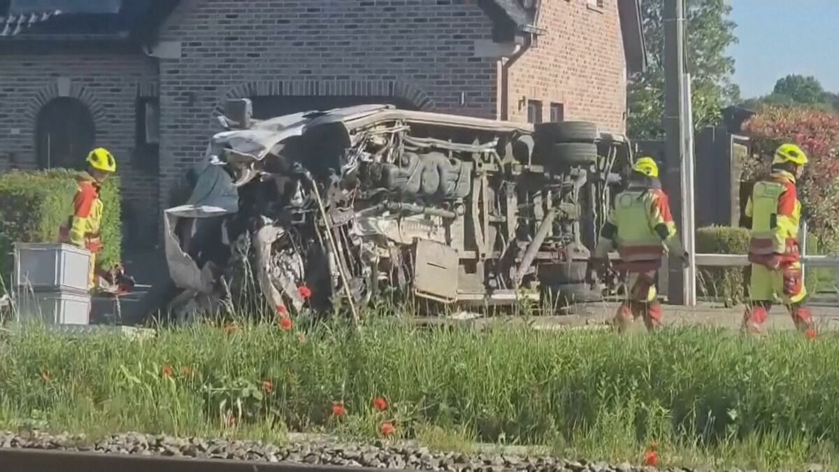 ベルギーで列車がスクールバスに衝突 生徒含む4人死亡