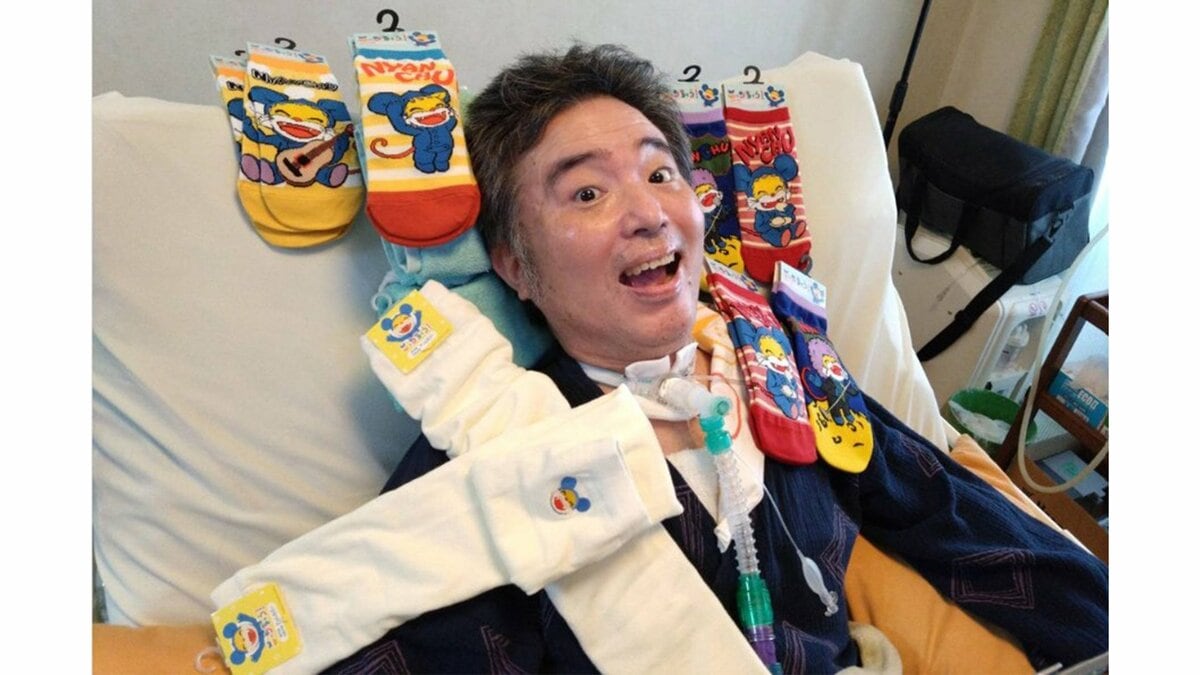 【 ALS闘病 】声優・津久井教生さん ニャンちゅうグッズに囲まれ満面の笑み 「グッズを身につけると元気になりますよね」【ニャンちゅう】