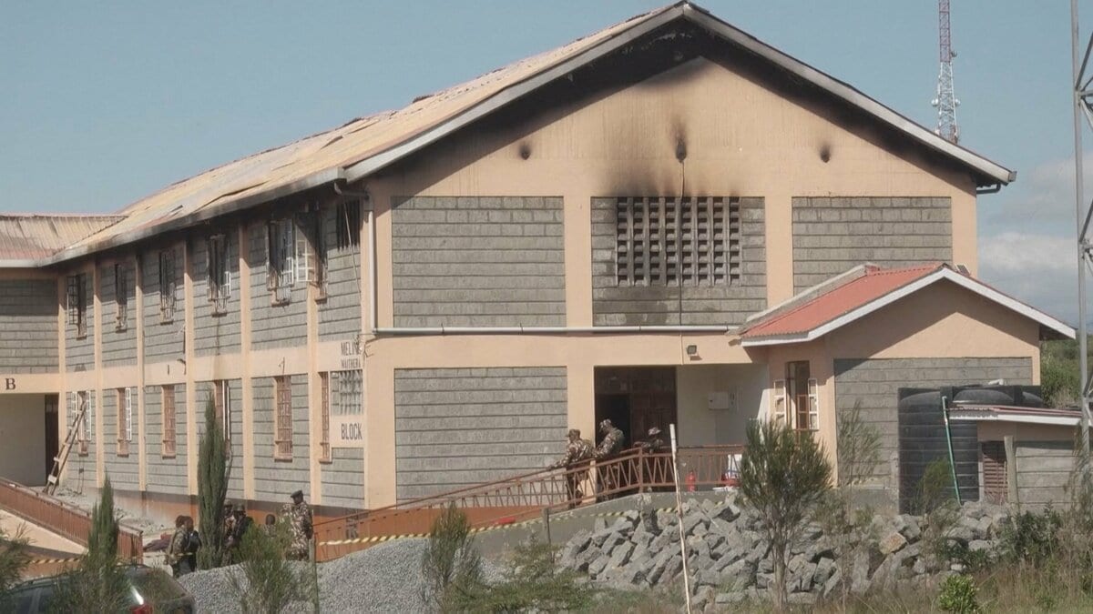 ケニアの女子校寮で火災 生徒16人死亡 79人けが