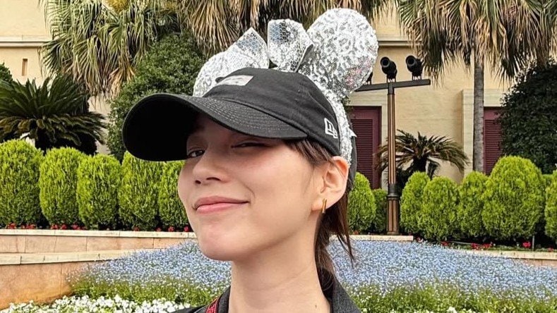 【 のん 】東京ディズニーリゾートを訪問「雨の中でも楽しかった」　ディズニー仕様のコーディネートで満喫「たっのしー」