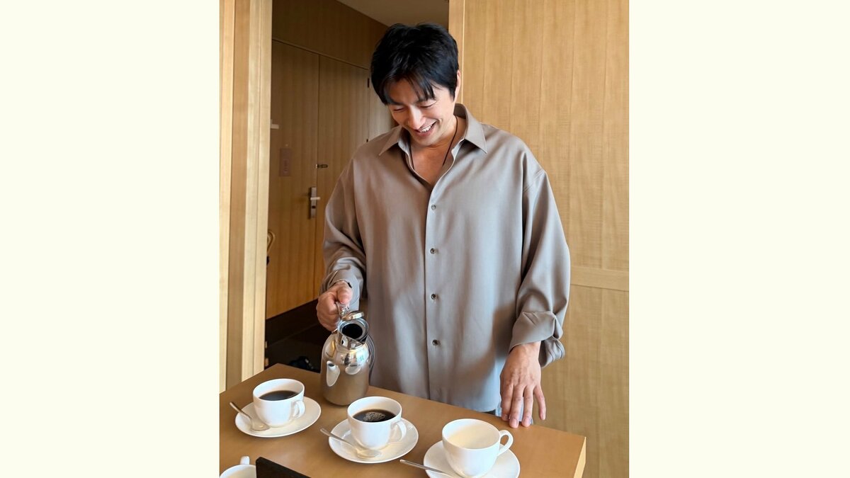 【 大沢たかお 】〝たかおカフェ〟高層階の一室で憩いのひととき フォロワー悶絶「その珈琲を飲める人は幸せだ〜」