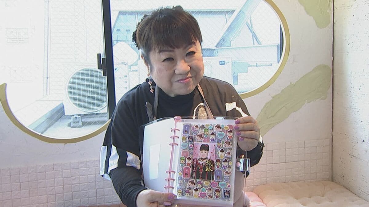 【天童よしみ】シール友達のaikoに 「レアなやつ早く欲しい」 原宿・シール交換カフェに〝よしみ店長〟降臨