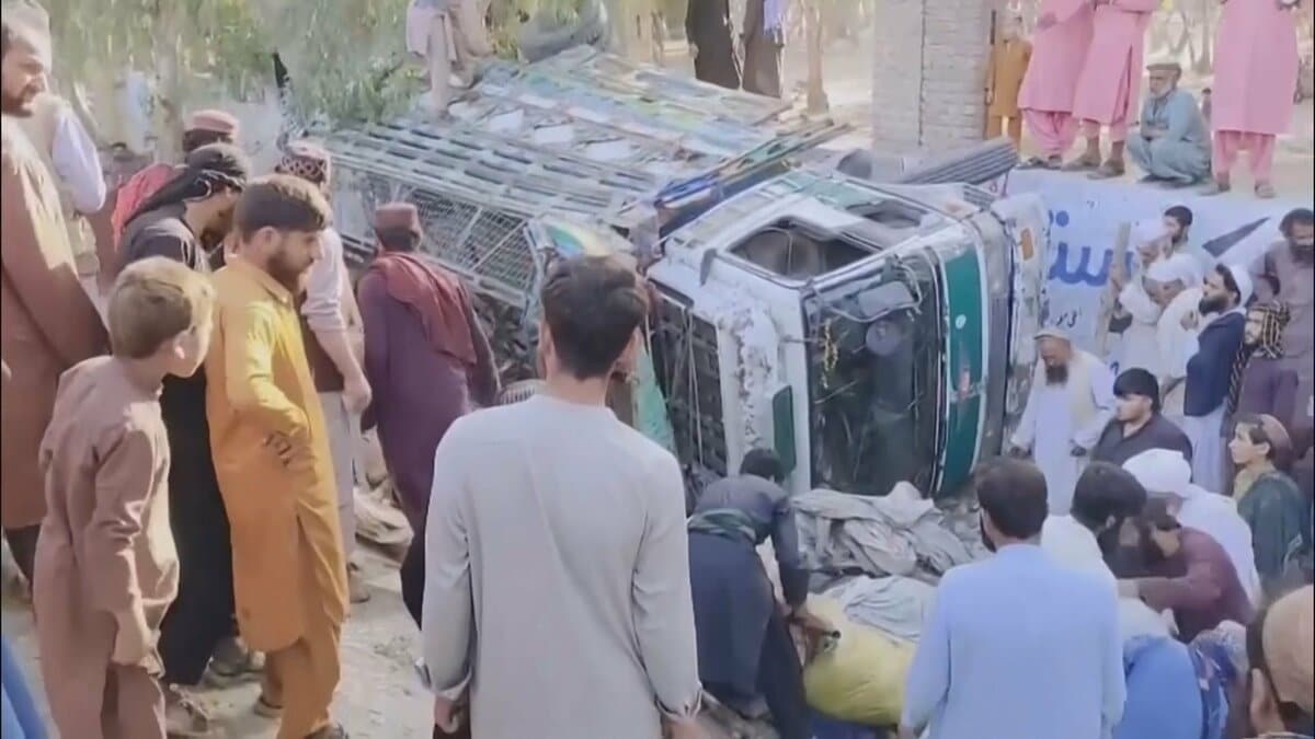 アフガニスタンで帰還した難民を乗せたトラックが横転 22人死亡