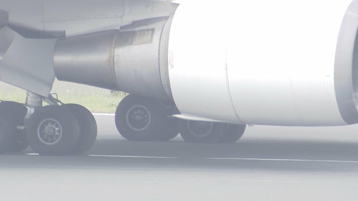 日本航空機がタイヤ不具合で緊急着陸したトラブル 離陸の際に使用した羽田空港D滑走路のつなぎ目に金属板