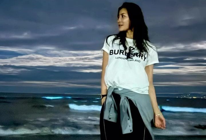 【 瀬戸朝香 】「見たことのない光景」夜の海の幻想的な光景を投稿 「仕事終わりで 深夜に見に行った」