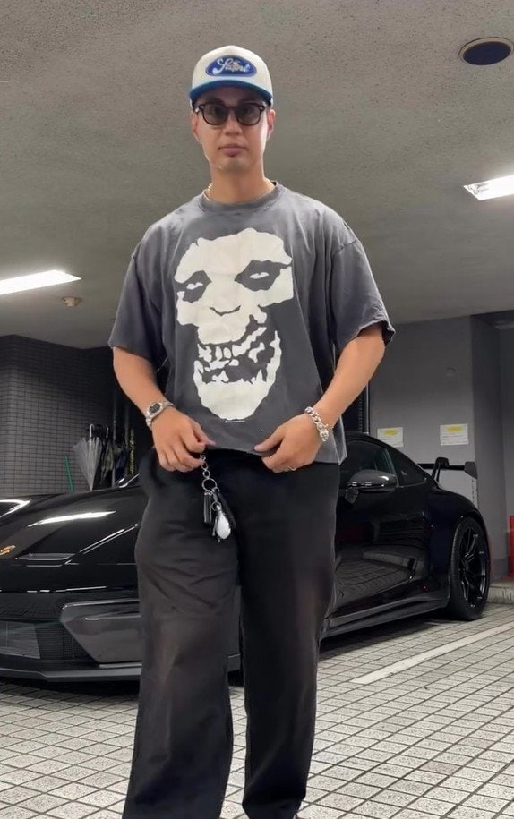 【ユージ】3300万円超ポルシェをバックに、Tシャツは「ミシン使って自分リメイクにハマってます」