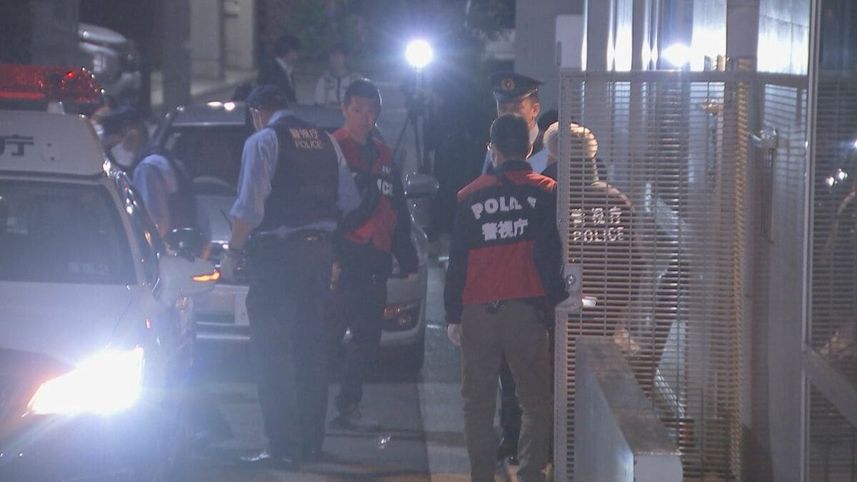 「血を流して走っていた」東京・渋谷区神宮前で通報　レンチなどで殴り知人男性に重傷負わせた疑いで53歳男を逮捕　男の自宅から逃げた男性が近隣に助け求める
