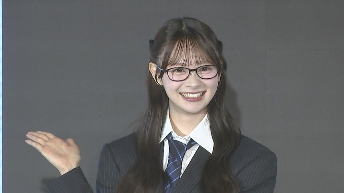 【 AKB48・伊藤百花 】メガネにスーツの〝シゴデキ〟コーデ＆流ちょうな英語で秋コンサートのコンセプト＆タイトル発表