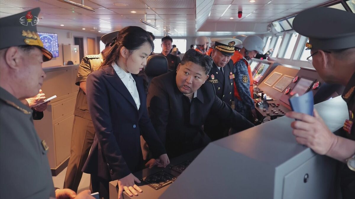 北朝鮮 金正恩総書記 新型駆逐艦の試験航海を視察　「海軍が核戦争の抑止力の一翼に」