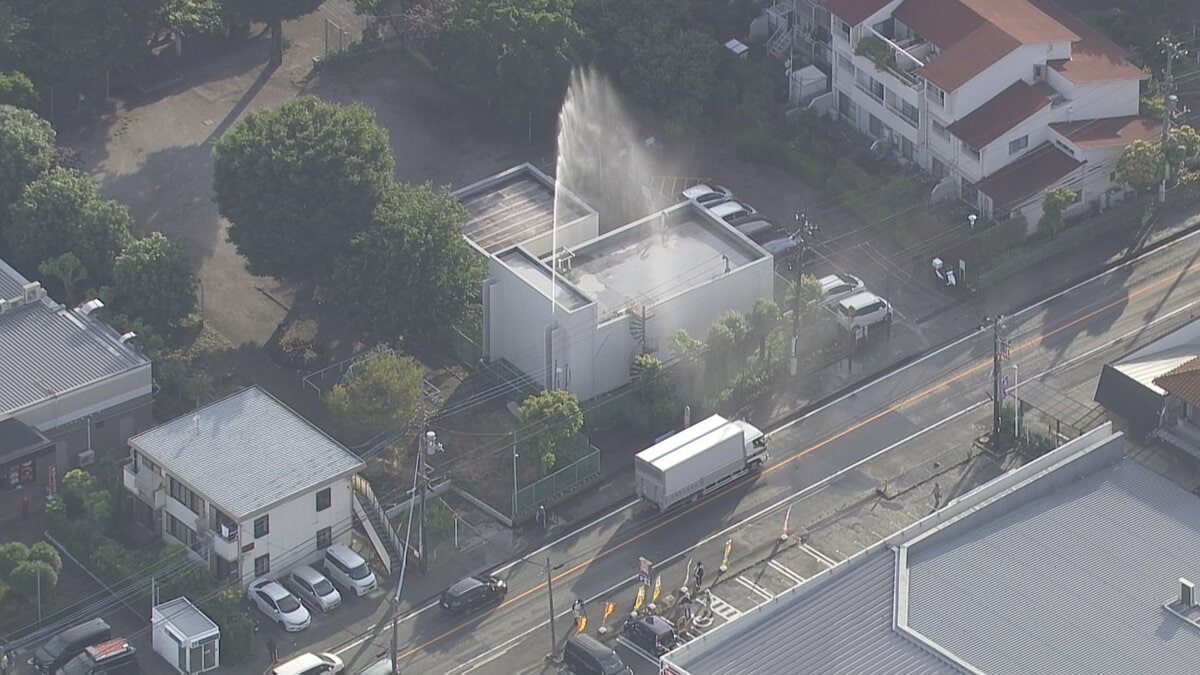 団地内の水道管が破損　水が高さ“約10m”噴き出し続ける　神奈川県相模原市