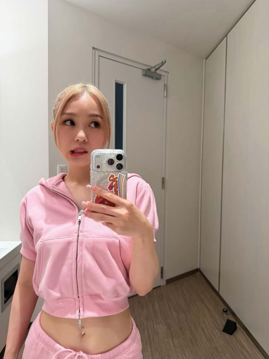 【西野カナ】オフショット公開「待って〜かわいすぎる」「ベビーピンクスウェット似合いすぎ!!」「ネイルとスエットぴったりやね」「カナやんVS虫」