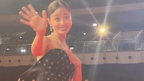 【 橋本環奈 】背中オープン！ドレスにフォロワーびっくり「後ろどうなってんの？」「そういうファッションなんだね」「翼みたい」