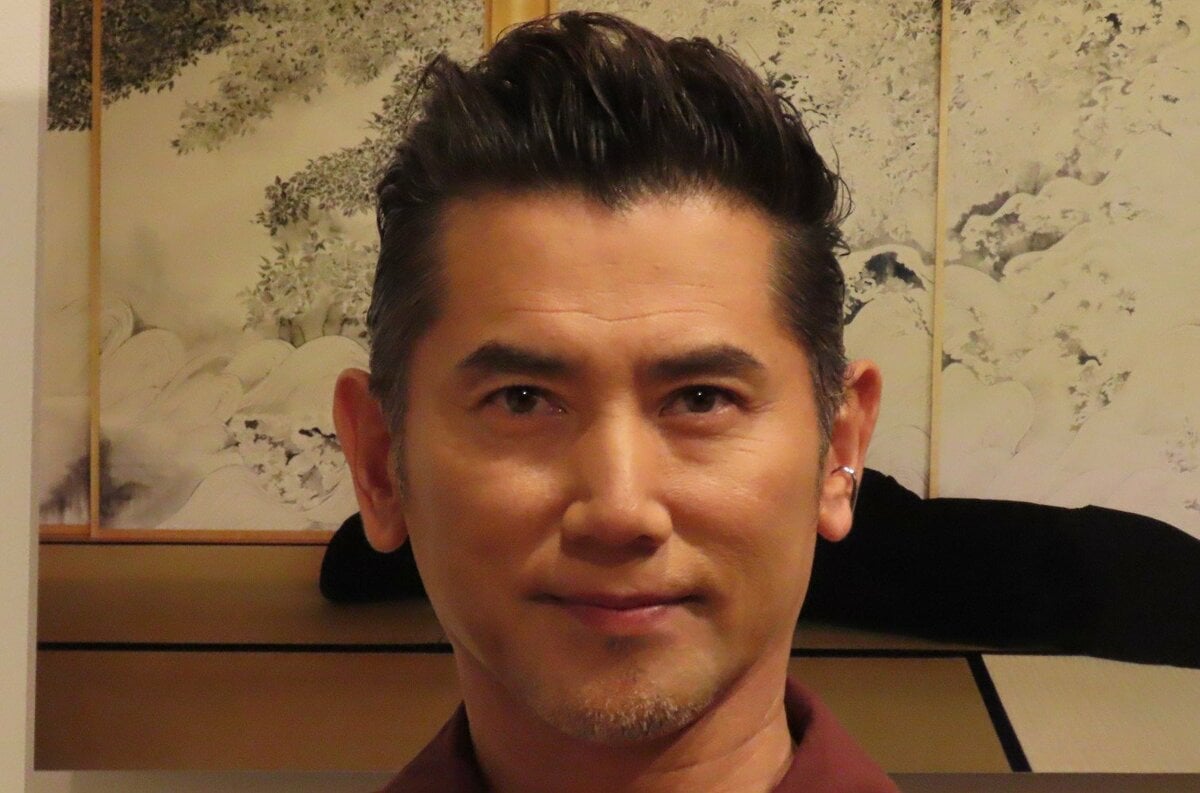 【本木雅弘】還暦記念の写真集発売！若々しさの秘訣をツッコまれ「懸命に化粧をしていて...」とかわいらしく照れ笑い