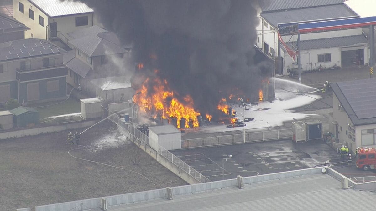 茨城県結城市のタイヤ販売店で火事 タイヤ約800本などが焼ける 従業員にけがなし