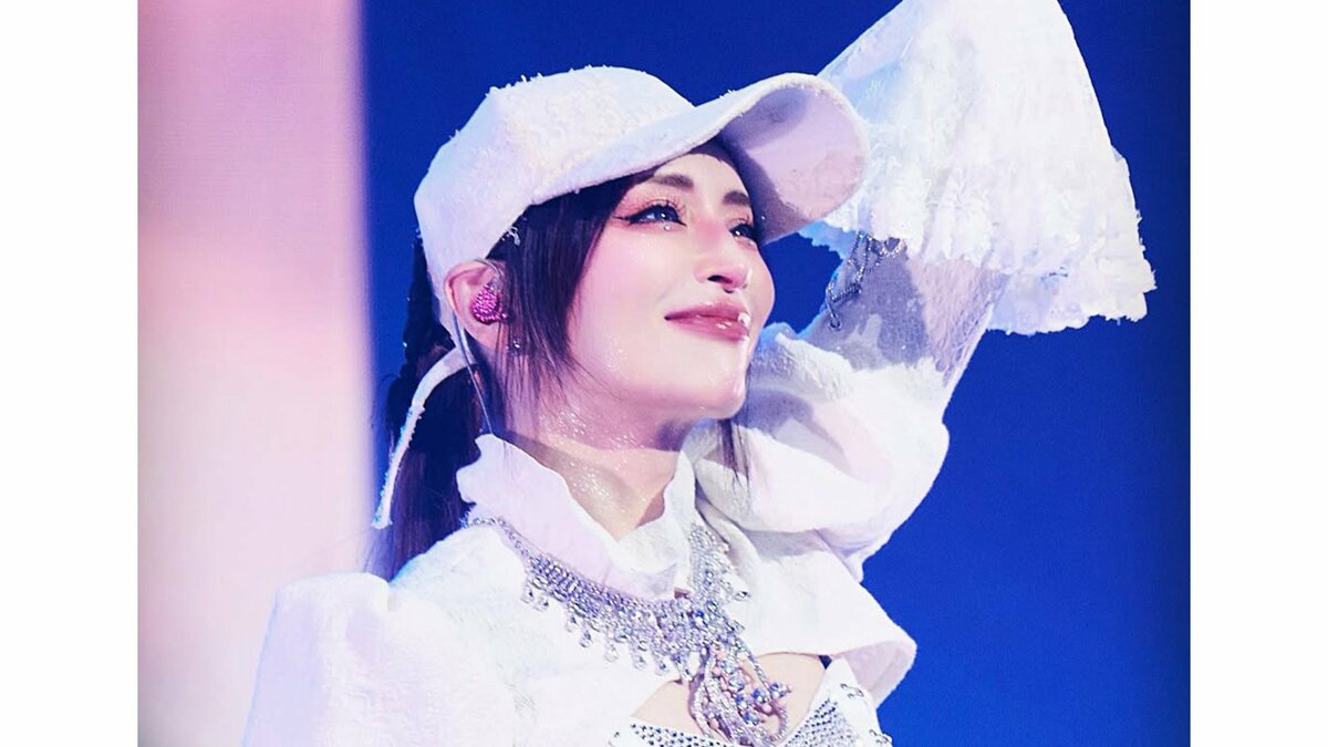 【 浜崎あゆみ 】 「しんどい時こそ笑ってみる」「いつかそれが本当の笑顔になる日は必ず来る」 ステージ写真と共に綴る