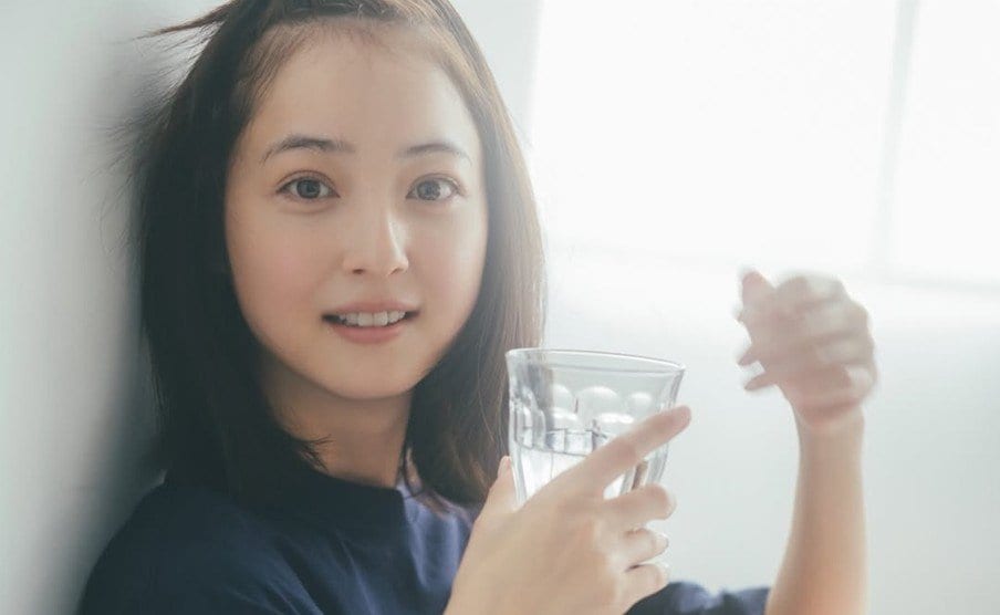 【 佐々木希 】 ”気まずいほど佐々木希と目が合いすぎる” 「日めくりカレンダー」のオフショットを大量公開