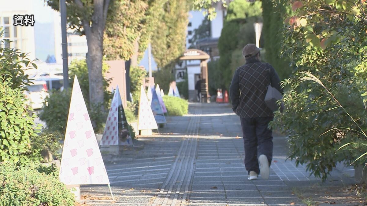 65歳以上の高齢者の4割「収入を伴う仕事をしたい」 “経済的な面で暮らしに困っている”と回答した人の割合が他国と比べ高い結果に 高齢社会白書
