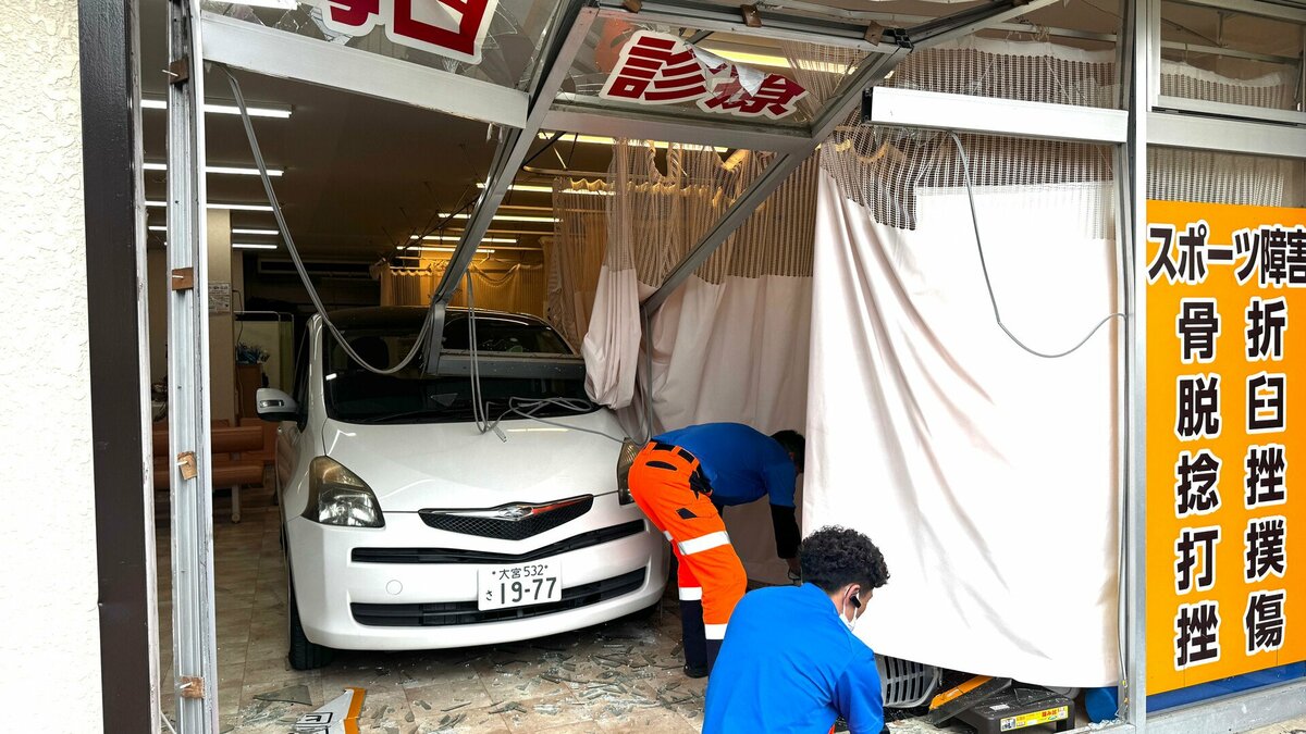 さいたま市北区の接骨院に車突っ込む けが人なし 79歳女性「駐車する際にアクセルを強く踏みすぎた」
