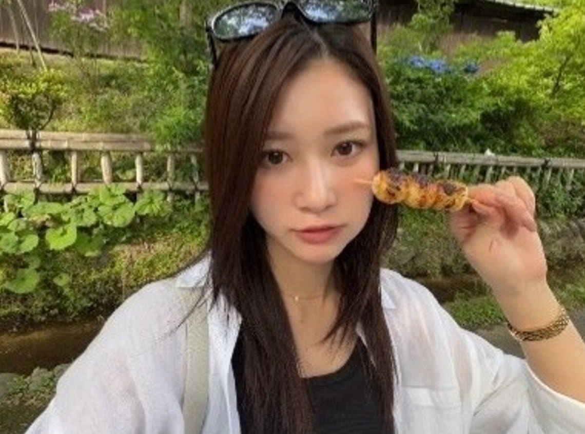 【 生見愛瑠 】お団子片手にお散歩ショット ファン反響「美しすぎます」「大人になったなー」