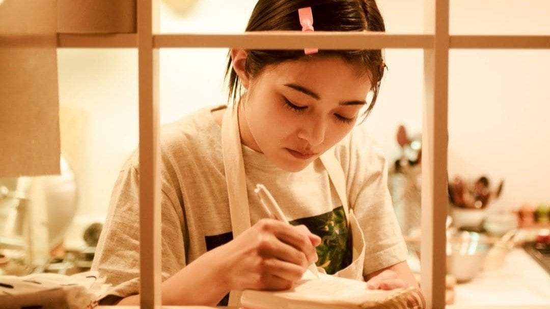 【 井上咲楽 】「料理本の試作はつづく!」キッチンで作ってはメモの繰り返し〝みなさんの食卓に並ぶレシピに〟楽しみながら制作