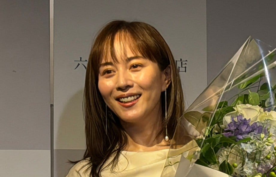 【 比嘉愛未 】 40才の誕生日サプライズに涙ぐむ 〝いろんな覚悟を持って一人で上京してきた〟〝「よく頑張ったね」って言ってあげたい〟 初エッセイ集で結婚観やキャリアに本音