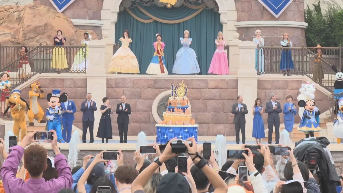 上海ディズニー10周年　ディズニーキャラクターが特製ケーキでお祝い
