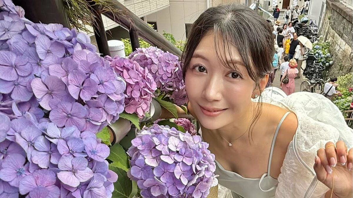 【 穂川果音 】 水色ワンピ×シアーパーカーの“爽やかコーデ”で紫陽花散策 「ステキです」とファン絶賛