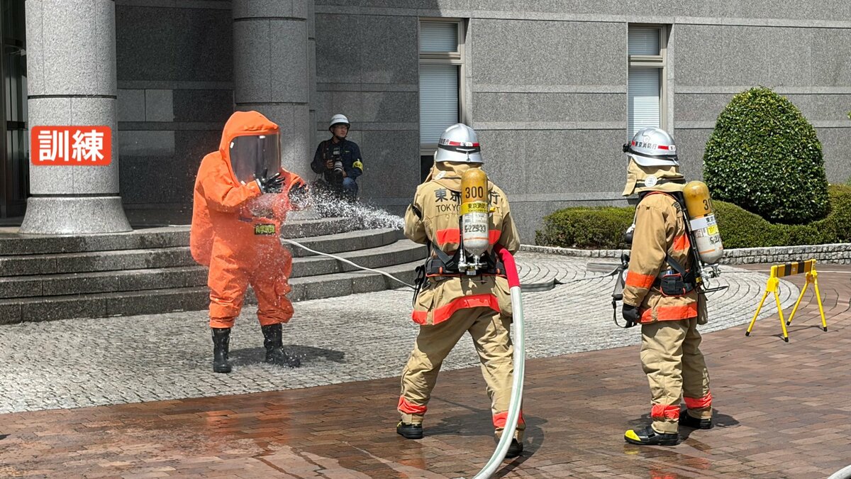 東京消防庁 大学で学生と連携して薬品漏れ想定の消防訓練 今年導入の四足歩行ロボットも稼働 クイズ形式の危険物講話も実施