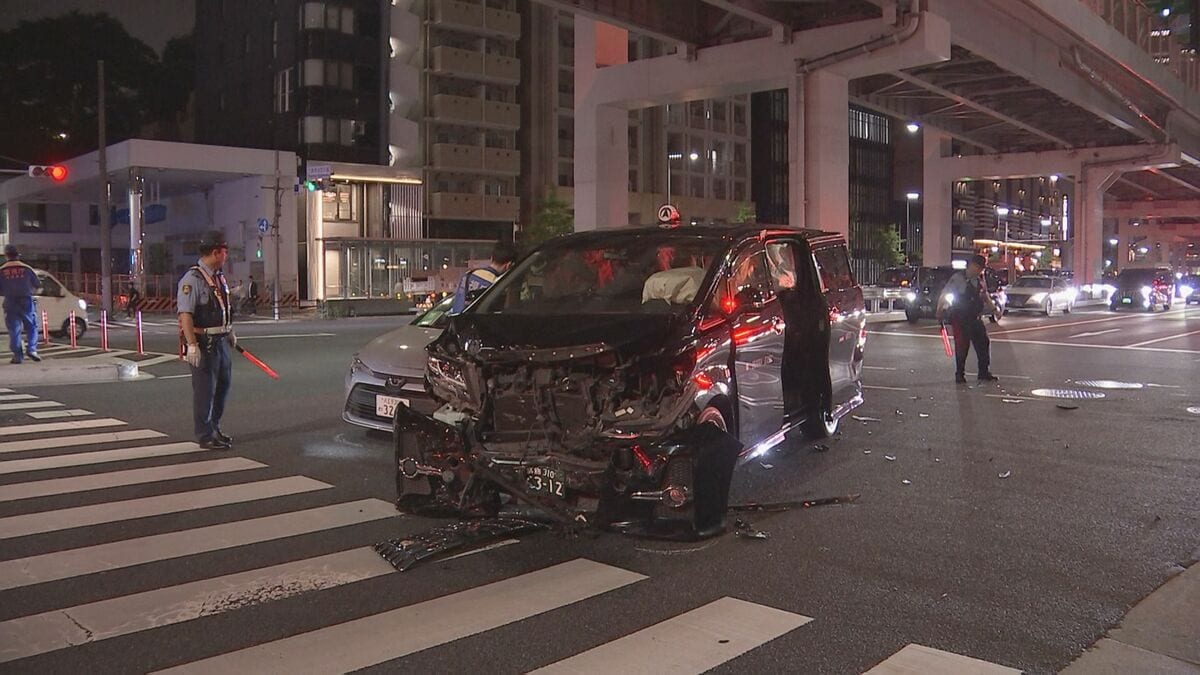 タクシーのエアバッグが…　東京・港区六本木の交差点でタクシーと乗用車の事故　4人がけがをして病院に搬送も命に別状なし
