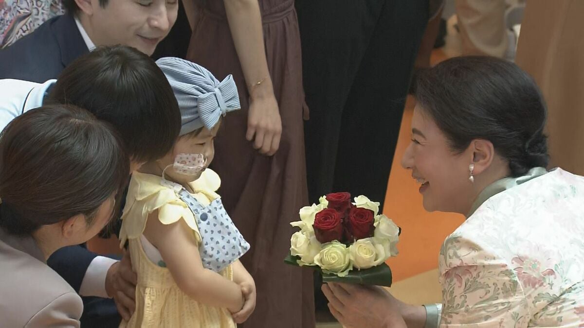 天皇皇后両陛下 オランダで小児がんセンター訪問 皇后さまはしゃがんで子どもと目線合わせ 国王夫妻「日本から来た大事なお客さま」