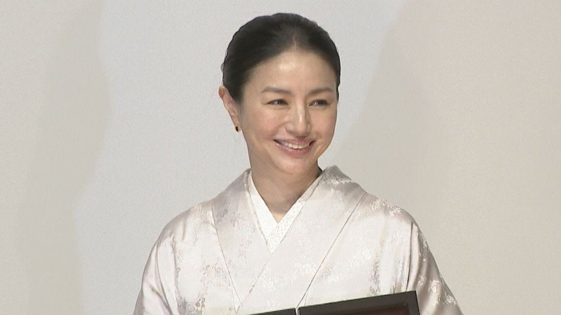 【 井川遥 】映画「平場の月」で主演女優賞〝これからの人生が映画の中で肉付きとなって花開いていくように精進したいです〟
